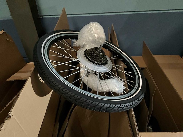 Grote partij fietswielen - afbeelding 2 van  12