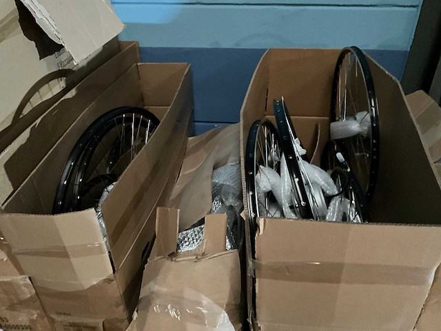 Grote partij fietswielen - afbeelding 9 van  12