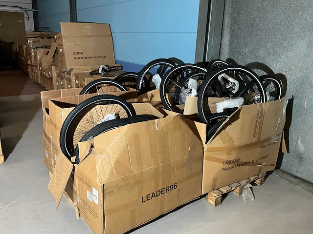 Grote partij fietswielen - afbeelding 1 van  12