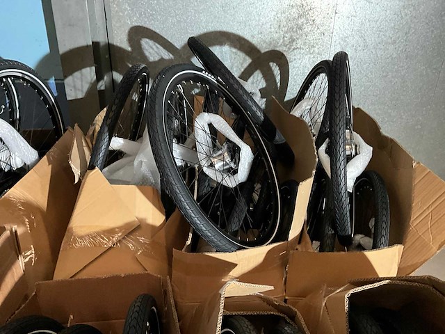 Grote partij fietswielen - afbeelding 5 van  12