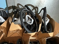 Grote partij fietswielen - afbeelding 5 van  12