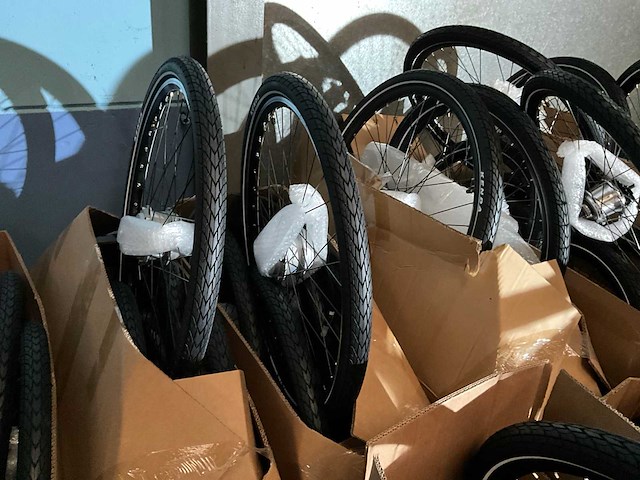 Grote partij fietswielen - afbeelding 6 van  12