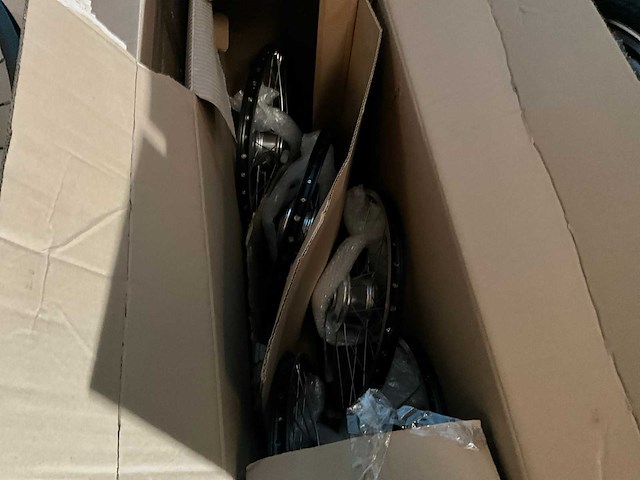 Grote partij fietswielen - afbeelding 7 van  12