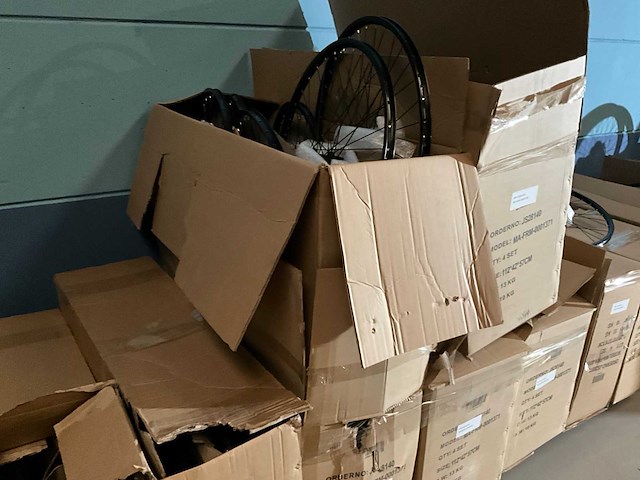 Grote partij fietswielen - afbeelding 8 van  12