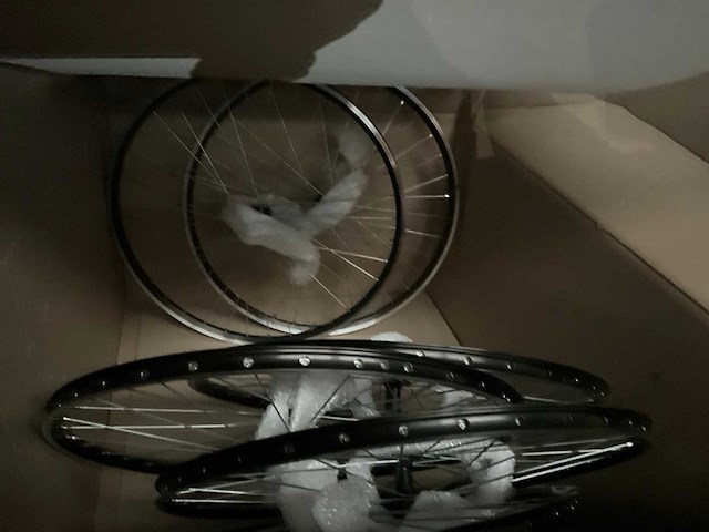 Grote partij fietswielen - afbeelding 1 van  8