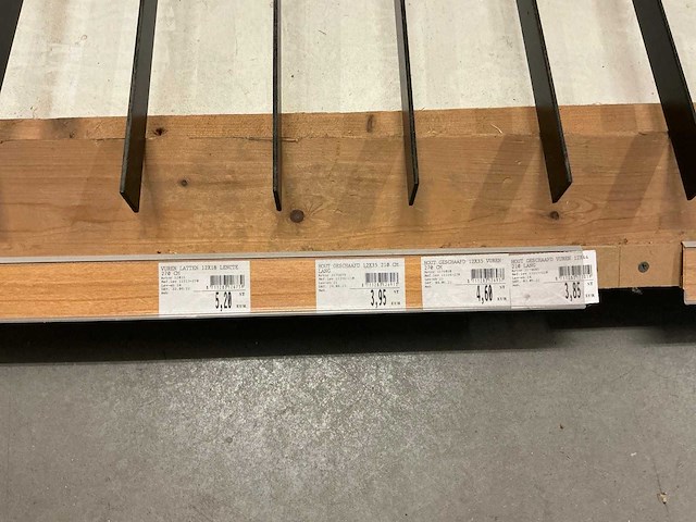 Grote partij geschaafde grenen planken - afbeelding 25 van  25