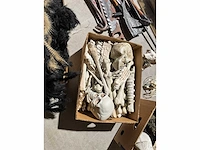 Grote partij halloween- en horrordecoratie met skeletten, maskers en accessoires - afbeelding 17 van  26