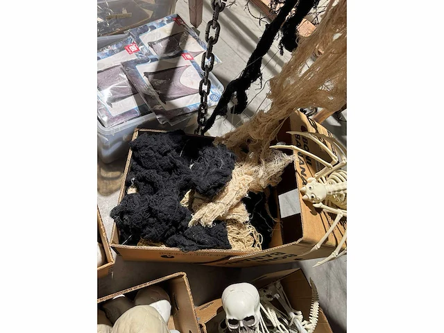 Grote partij halloween- en horrordecoratie met skeletten, maskers en accessoires - afbeelding 6 van  26