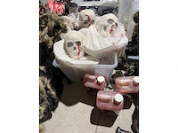 Grote partij halloween- en horrordecoratie met skeletten, maskers en accessoires - afbeelding 9 van  26