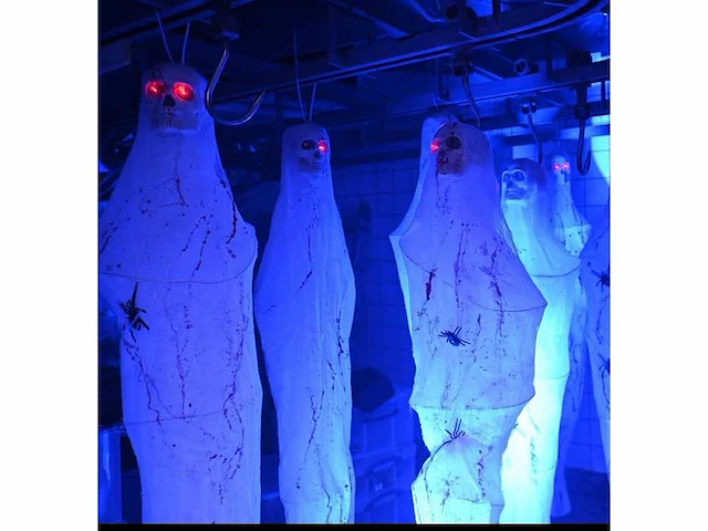 Grote partij halloween- en horrordecoratie met skeletten, maskers en accessoires - afbeelding 22 van  26
