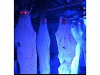 Grote partij halloween- en horrordecoratie met skeletten, maskers en accessoires - afbeelding 22 van  26