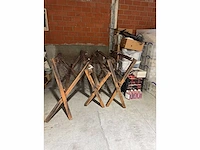 Grote partij halloween- en horrordecoratie met skeletten, maskers en accessoires - afbeelding 23 van  26