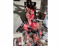 Grote partij halloween- en horrordecoratie met skeletten, maskers en accessoires - afbeelding 12 van  26