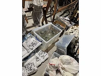 Grote partij halloween- en horrordecoratie met skeletten, maskers en accessoires - afbeelding 16 van  26