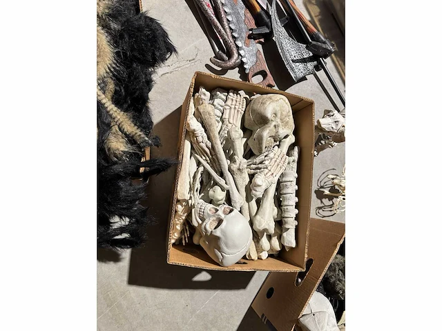 Grote partij halloween- en horrordecoratie met skeletten, maskers en accessoires - afbeelding 4 van  26