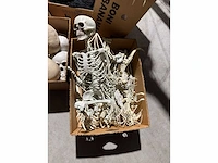 Grote partij halloween- en horrordecoratie met skeletten, maskers en accessoires - afbeelding 8 van  26