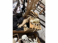 Grote partij halloween- en horrordecoratie met skeletten, maskers en accessoires - afbeelding 9 van  26