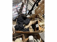 Grote partij halloween- en horrordecoratie met skeletten, maskers en accessoires - afbeelding 10 van  26