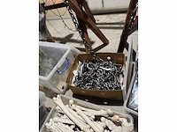 Grote partij halloween- en horrordecoratie met skeletten, maskers en accessoires - afbeelding 12 van  26