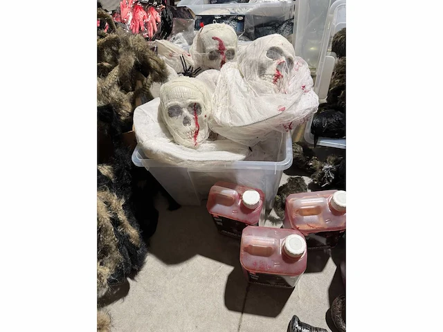Grote partij halloween- en horrordecoratie met skeletten, maskers en accessoires - afbeelding 15 van  26