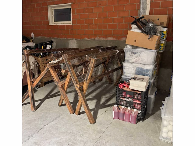Grote partij halloween- en horrordecoratie met skeletten, maskers en accessoires - afbeelding 18 van  26
