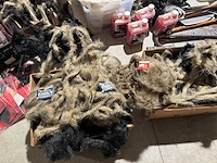 Grote partij halloween- en horrordecoratie met skeletten, maskers en accessoires - afbeelding 22 van  26