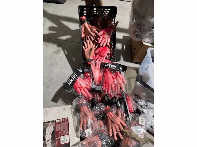 Grote partij halloween- en horrordecoratie met skeletten, maskers en accessoires - afbeelding 24 van  26
