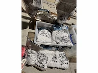 Grote partij halloween- en horrordecoratie met skeletten, maskers en accessoires - afbeelding 20 van  26