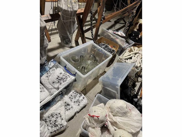 Grote partij halloween- en horrordecoratie met skeletten, maskers en accessoires - afbeelding 26 van  26