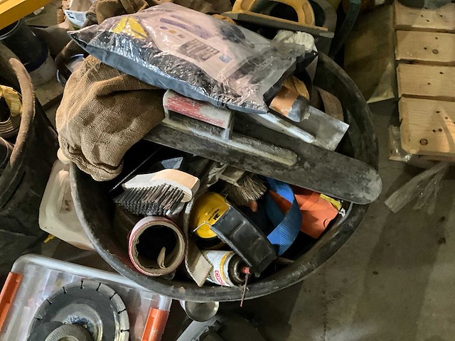 Grote partij handgereedschap en bevestigingsmaterialen - afbeelding 2 van  8