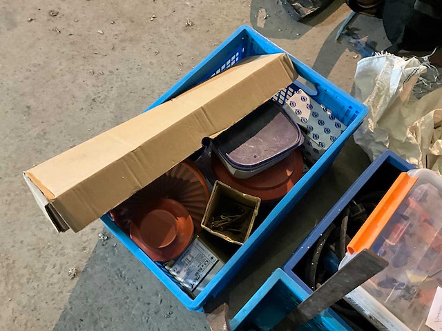 Grote partij handgereedschap en bevestigingsmaterialen - afbeelding 6 van  8