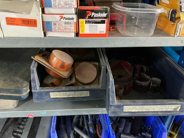 Grote partij handgereedschappen en bouwtoebehoren - afbeelding 2 van  25