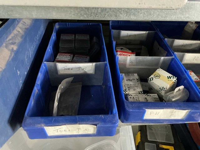 Grote partij handgereedschappen en bouwtoebehoren - afbeelding 3 van  25