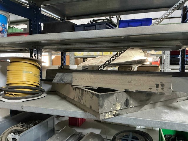 Grote partij handgereedschappen en bouwtoebehoren - afbeelding 10 van  25