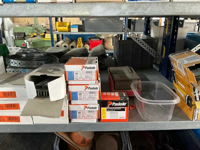 Grote partij handgereedschappen en bouwtoebehoren - afbeelding 25 van  25