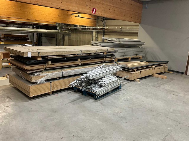 Grote partij hout plaatmateriaal op zolderverdiep - afbeelding 1 van  6