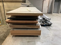 Grote partij hout plaatmateriaal op zolderverdiep - afbeelding 2 van  6