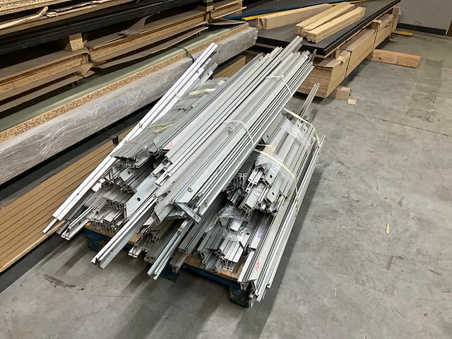 Grote partij hout plaatmateriaal op zolderverdiep - afbeelding 3 van  6