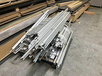 Grote partij hout plaatmateriaal op zolderverdiep - afbeelding 3 van  6