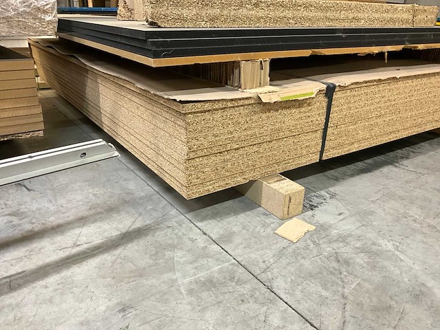 Grote partij hout plaatmateriaal op zolderverdiep - afbeelding 5 van  6