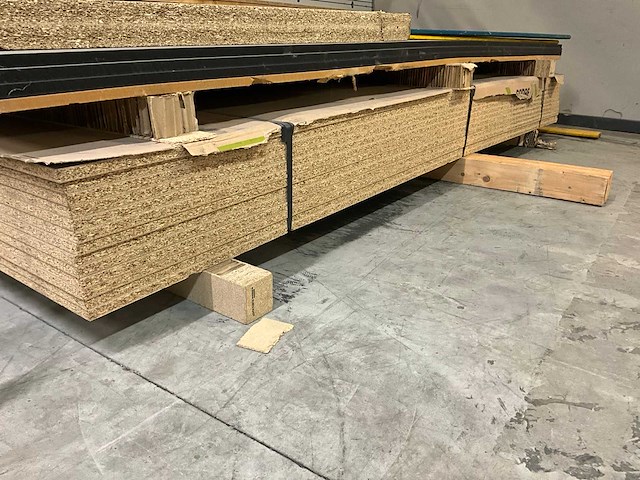 Grote partij hout plaatmateriaal op zolderverdiep - afbeelding 6 van  6