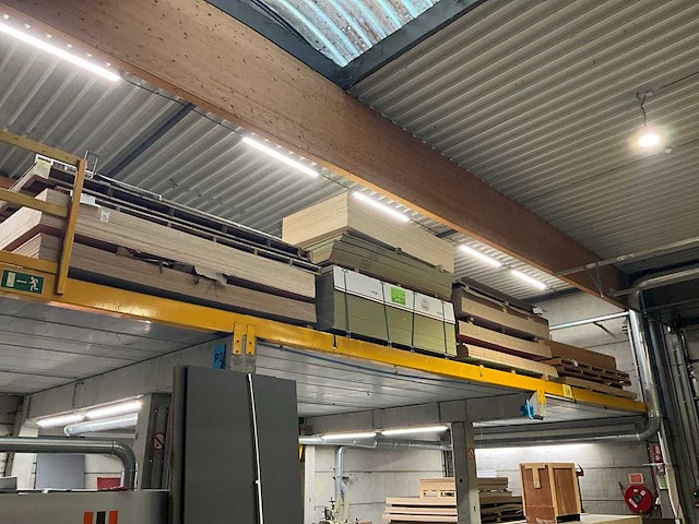 Grote partij hout plaatmateriaal op zolderverdieping - afbeelding 1 van  6