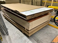 Grote partij hout plaatmateriaal op zolderverdieping - afbeelding 2 van  6