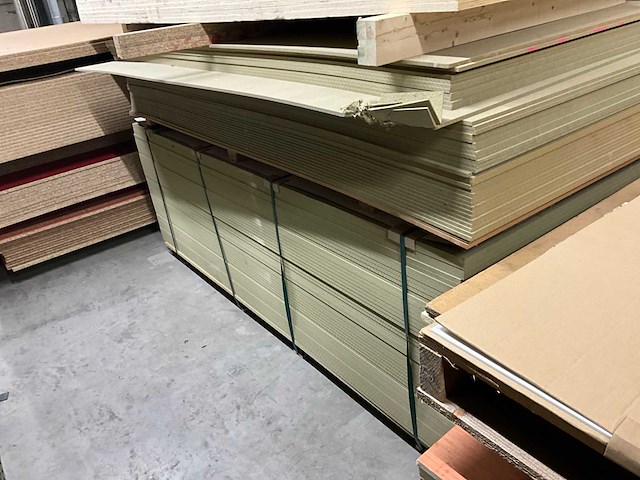 Grote partij hout plaatmateriaal op zolderverdieping - afbeelding 3 van  6