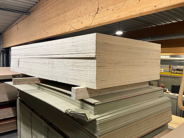 Grote partij hout plaatmateriaal op zolderverdieping - afbeelding 4 van  6