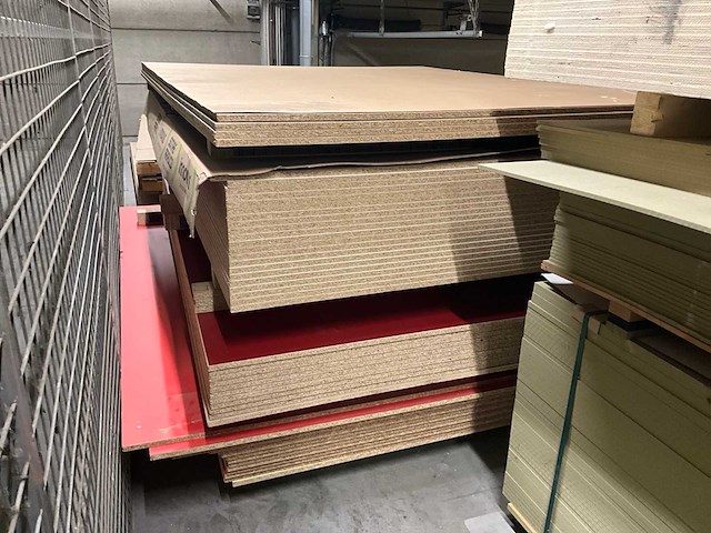 Grote partij hout plaatmateriaal op zolderverdieping - afbeelding 5 van  6