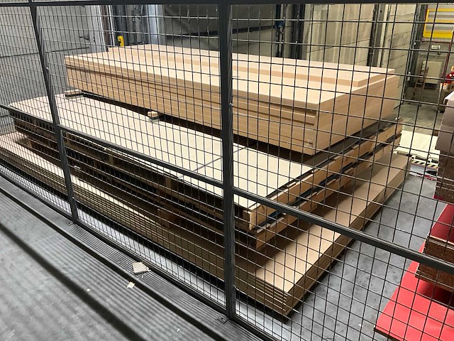 Grote partij hout plaatmateriaal op zolderverdieping - afbeelding 6 van  6