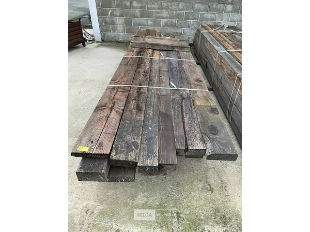 Grote partij houten planken en balken - afbeelding 2 van  2