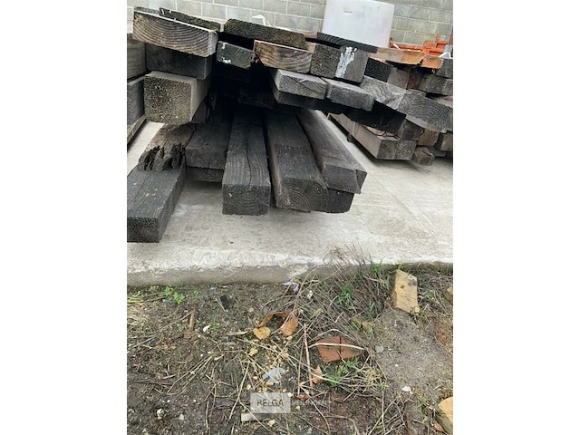 Grote partij houten planken en balken - afbeelding 1 van  2