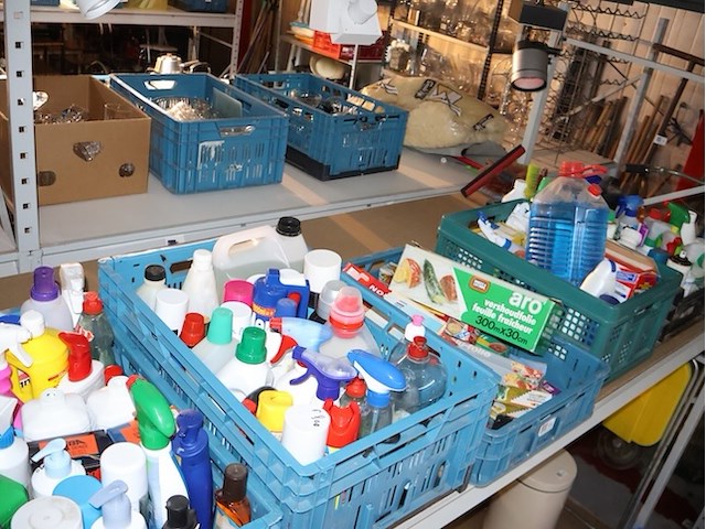 Grote partij huishoudproducten - afbeelding 1 van  8